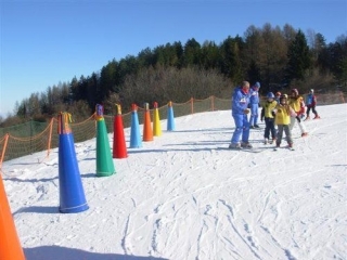 小孩子们学习滑雪